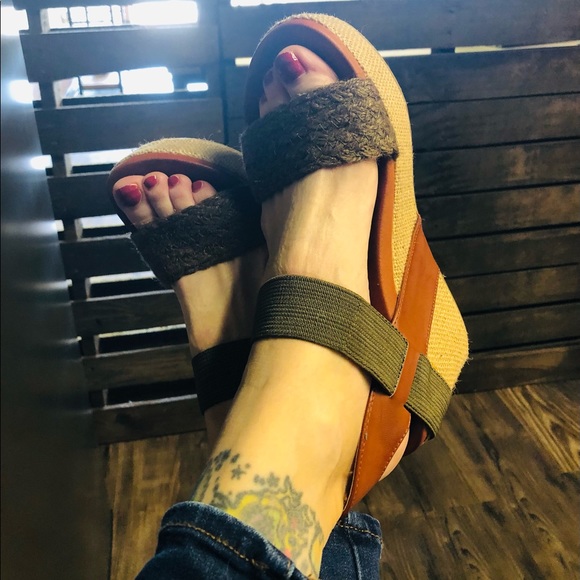 Mia Strappy Wedge - Picture 1 of 4